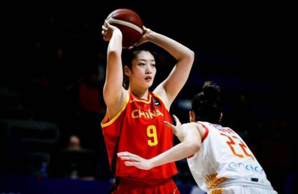 安东尼在2022年夏窗从阿贾克斯加盟曼联，转会费为9500万欧+500万浮动。